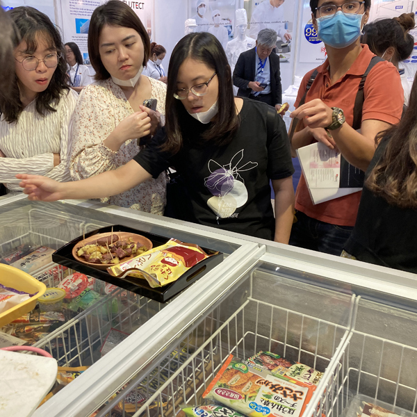 ベトナムホーチミンで開かれたフェアの一幕です